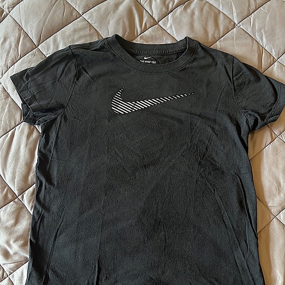 Black basic Nike shirt